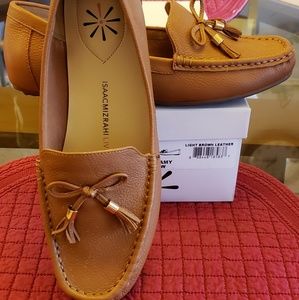 ISAAC MIZRAHI Light Brown Leather "Amy" loafer